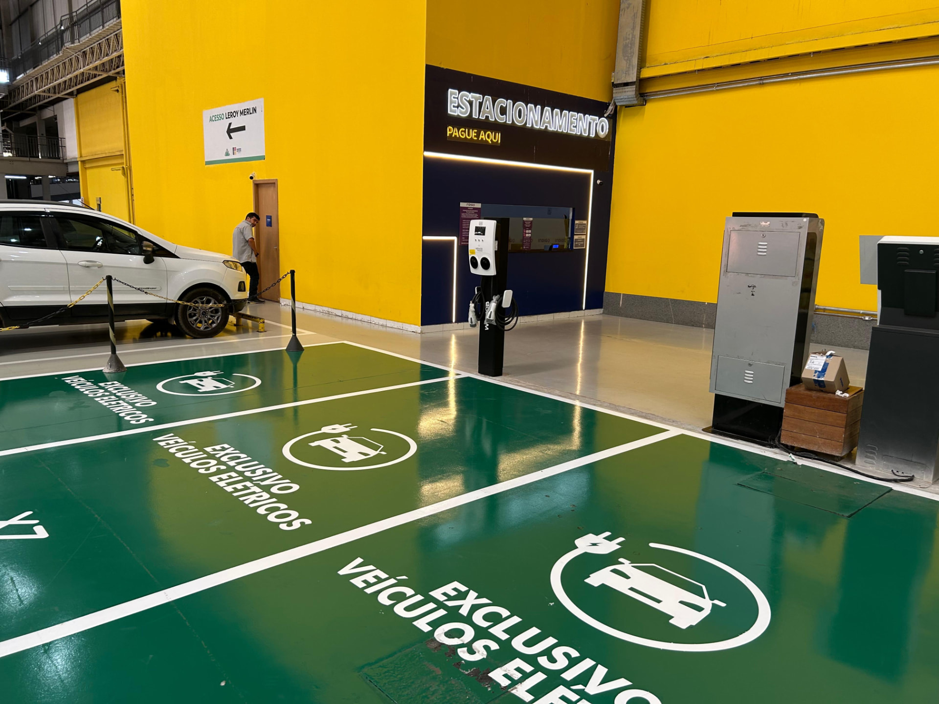 Vagas exclusivas para veículos elétricos com carregador YellotMob em estacionamento coberto