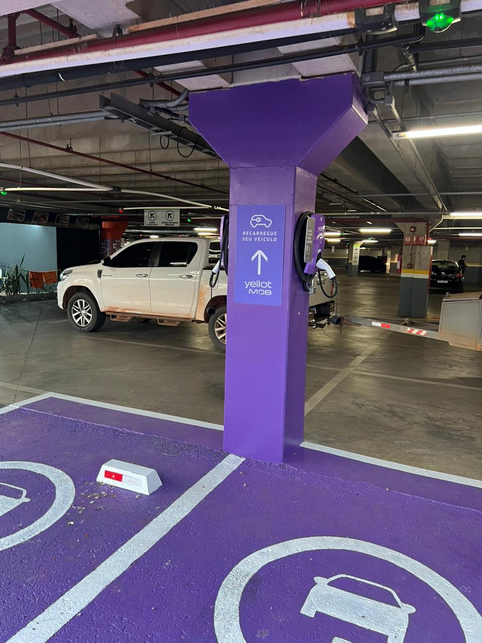 Estação de recarga YellotMob em garagem de shopping