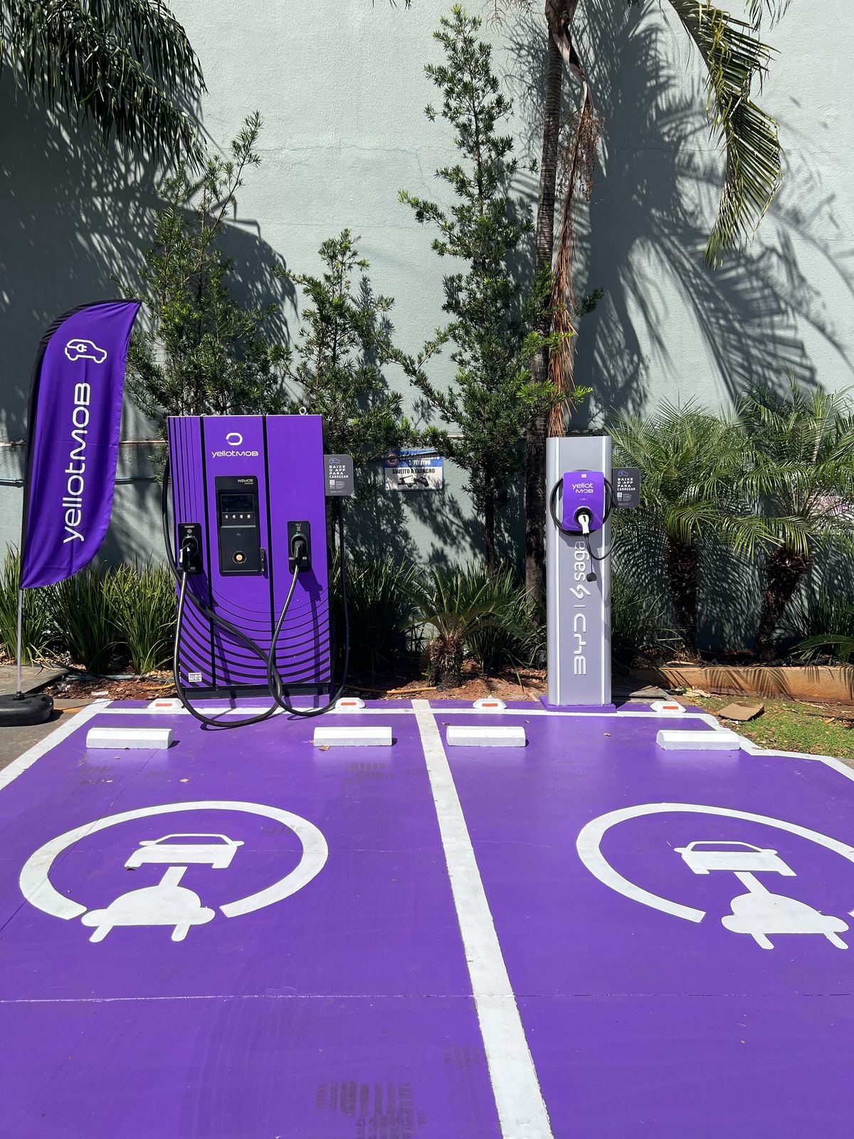 Carregador rápido YellotMob em vagas sinalizadas para veículos elétricos
