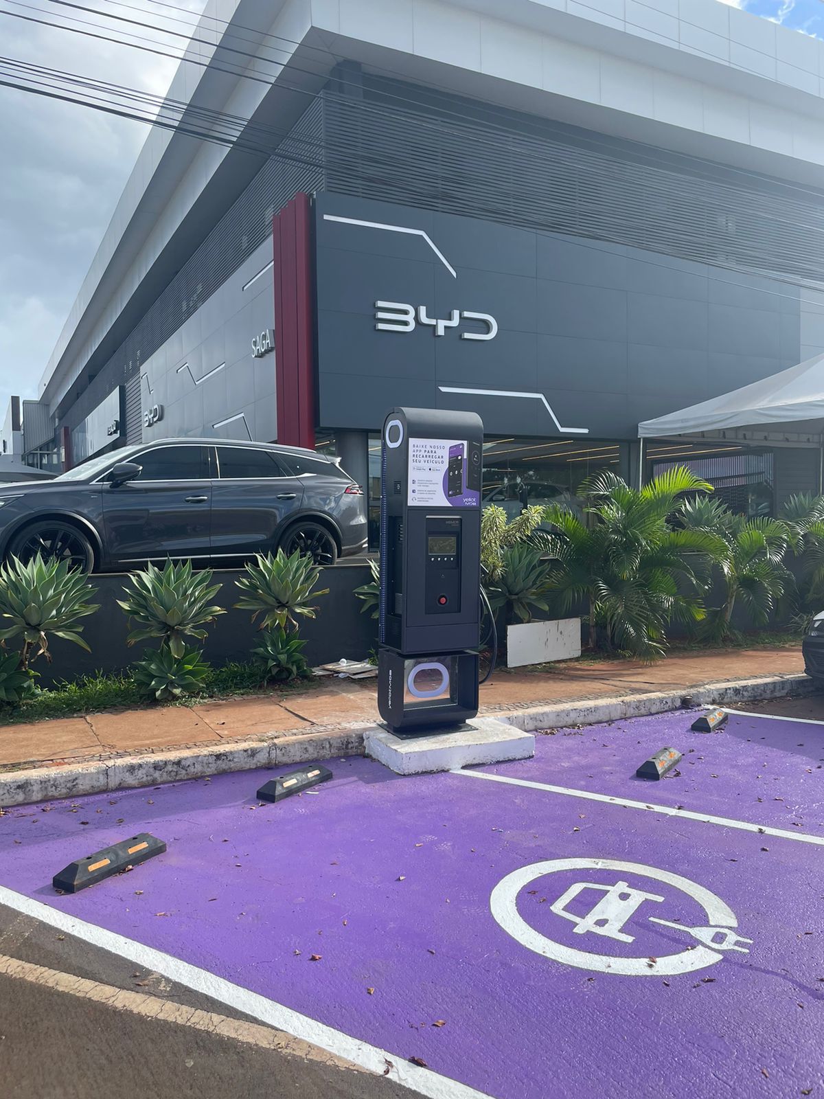 Carregador rápido YellotMob instalado em concessionária BYD