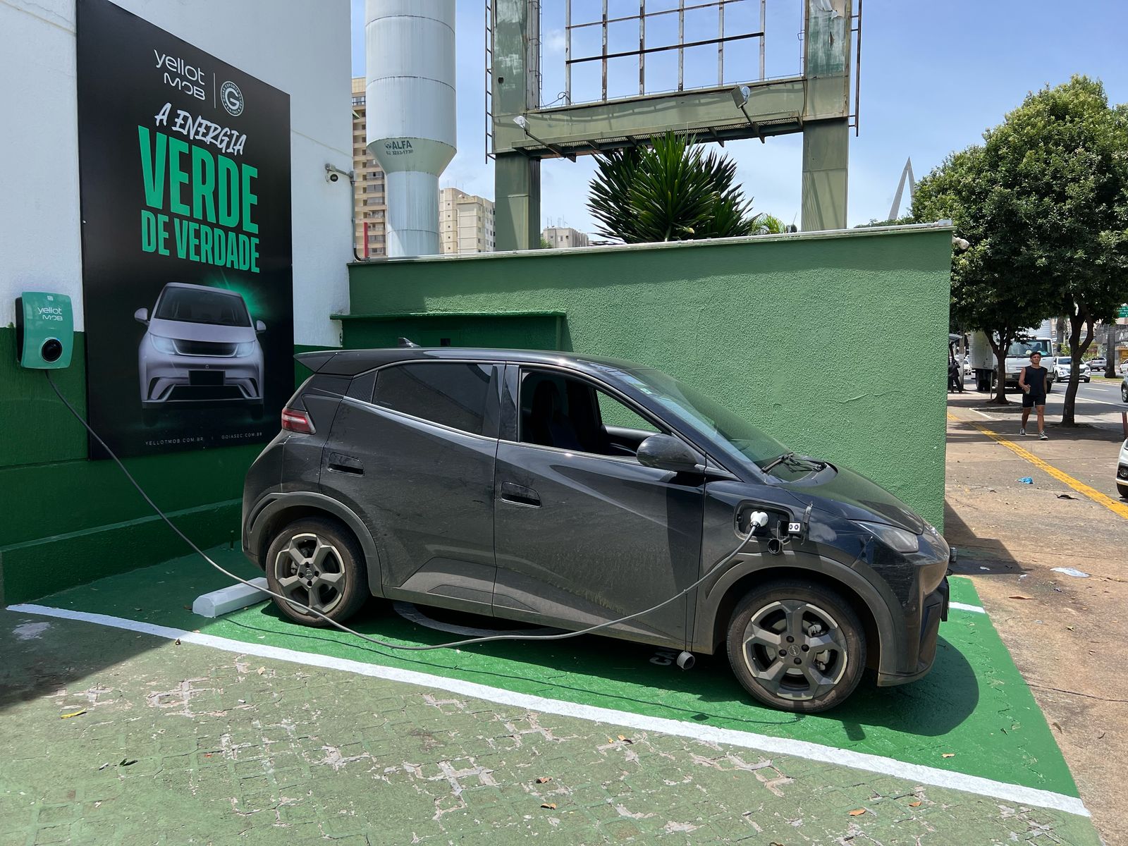 Carro elétrico carregando em estação YellotMob instalada em parceiro